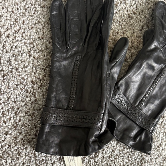 Isotoner Elegant Black Leather Gloves - Picture 6 of 10